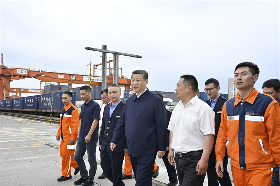 2024年4月22日至24日，中共中央總書記、國家主席、中央軍委主席習(xí)近平在重慶考察。這是22日下午，習(xí)近平在重慶國際物流樞紐園區(qū)重慶鐵路集裝箱中心站，同貨車司機、列車司機、裝卸工人、場站管理人員等親切交流。新華社記者 岳月偉 攝