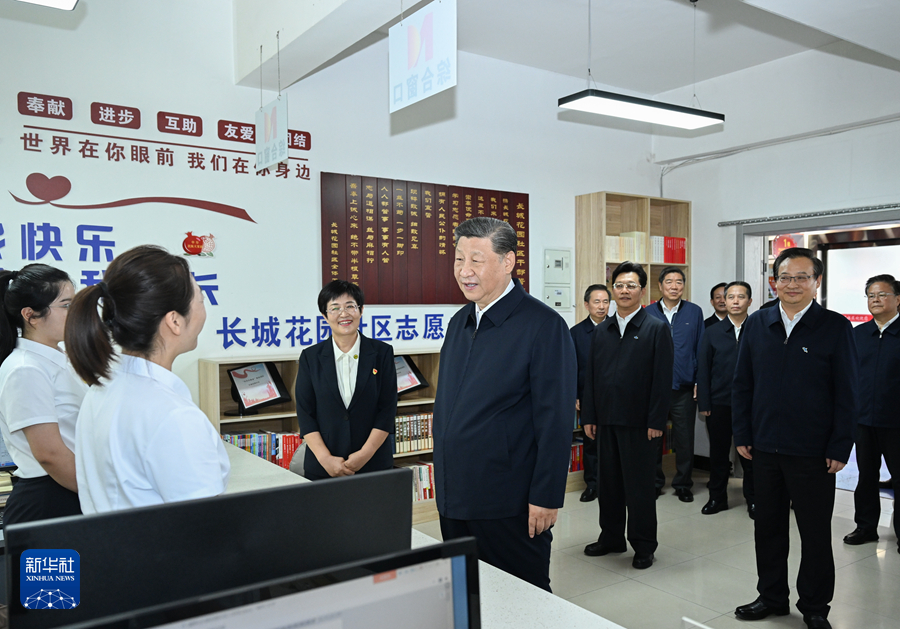 2024年6月19日下午，習近平在寧夏銀川市金鳳區(qū)長城花園社區(qū)黨群服務中心便民服務廳了解社區(qū)開展便民惠民服務等情況。新華社記者 謝環(huán)馳 攝