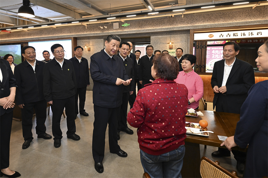 2024年4月22日下午，習近平在九龍坡區(qū)謝家灣街道民主村社區(qū)考察時，同正在社區(qū)食堂就餐的群眾親切交流。新華社記者 謝環(huán)馳 攝