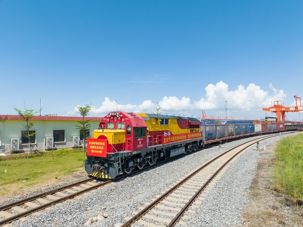 01 陸海新通道第20000列班車。陸海新通道運(yùn)營公司供圖