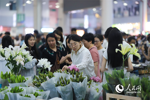 游客在昆明斗南花卉市場(chǎng)選購(gòu)鮮花。人民網(wǎng)記者 李發(fā)興攝