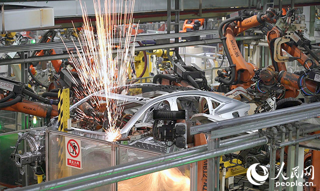 長(zhǎng)安汽車兩江工廠，機(jī)械臂正在工作。人民網(wǎng)記者 劉祎攝