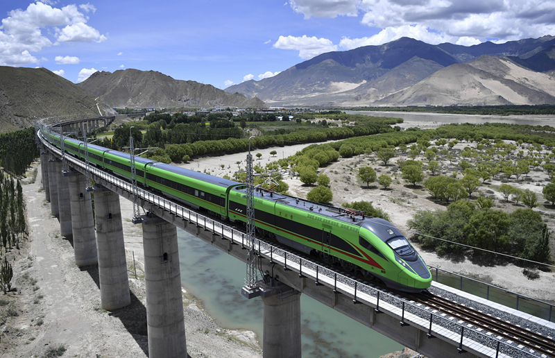 2022年6月22日，復(fù)興號(hào)列車行駛在西藏山南境內(nèi)。