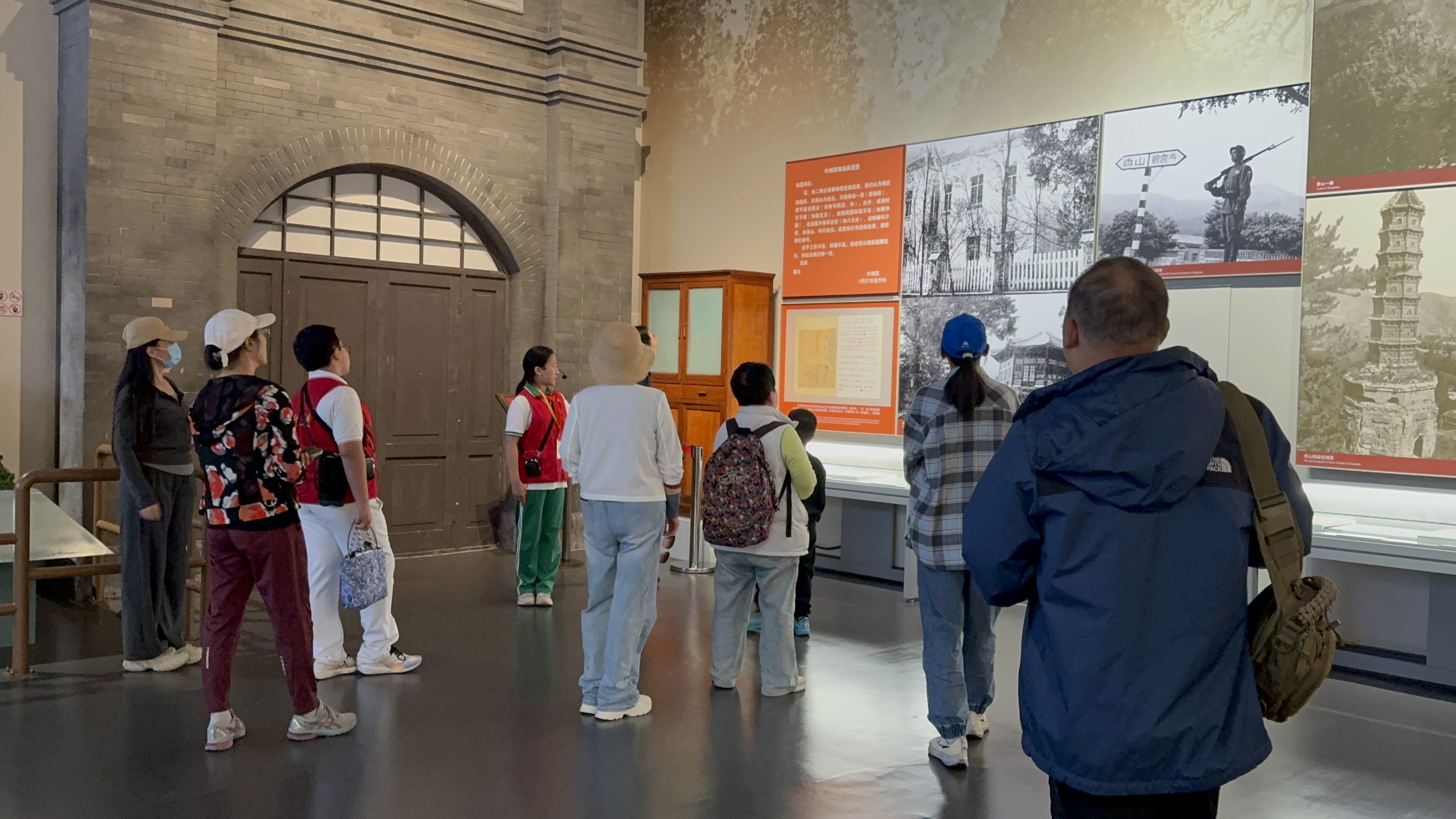 10月4日，北京香山革命紀念館內(nèi)，一名“紅領巾志愿者”正在為參觀者講解。人民網(wǎng)記者 劉微攝