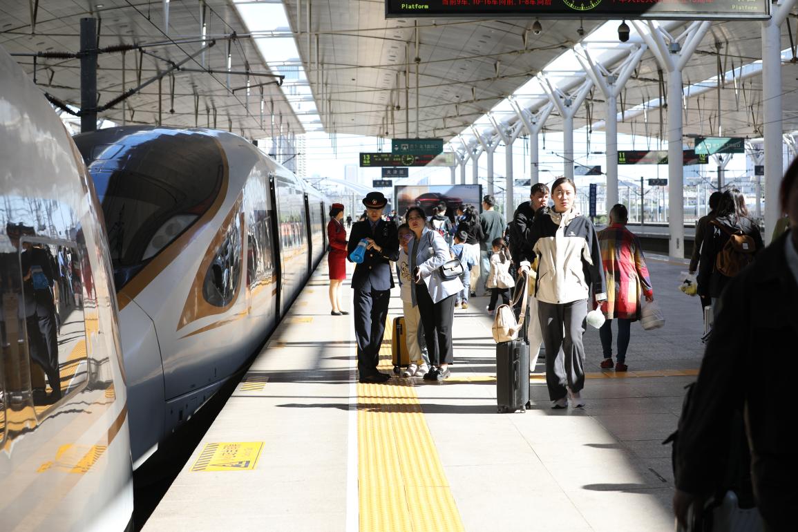 旅客在站臺準(zhǔn)備乘車。受訪方供圖