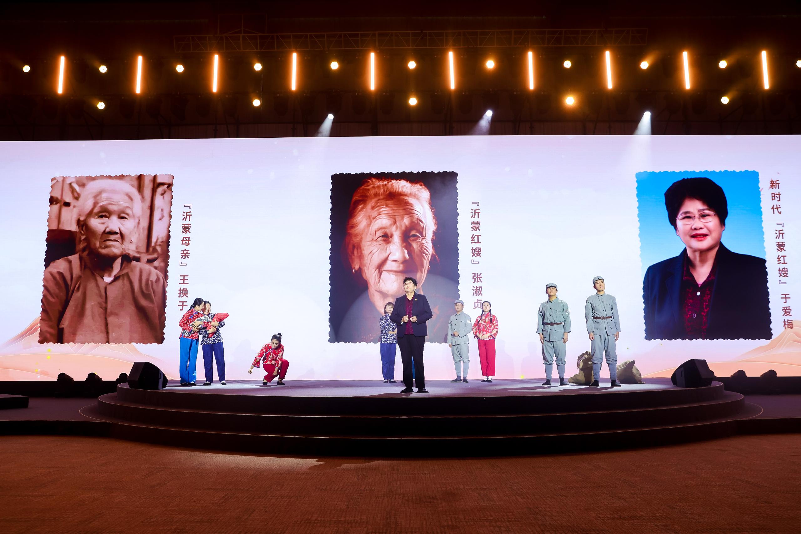 “何以中國·弦歌不輟”網(wǎng)絡(luò)主題活動現(xiàn)場，于愛梅講述“沂蒙紅嫂”的故事。人民視頻供圖。