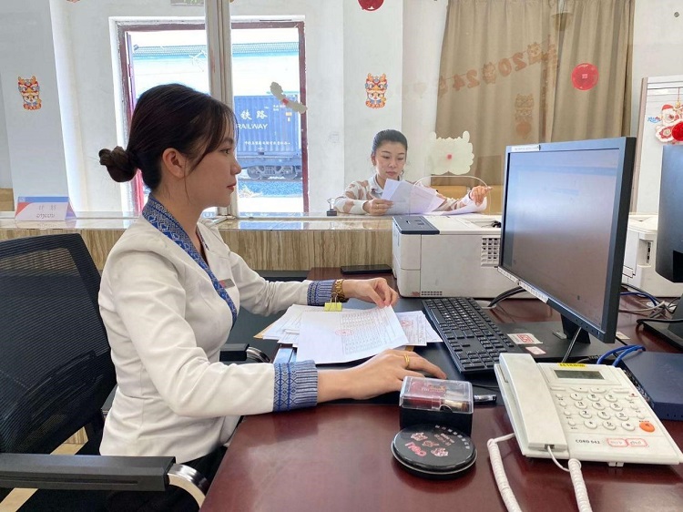 春節(jié)期間，中老鐵路員工堅守崗位，保障鐵路運行安全、暢通。李加勇攝