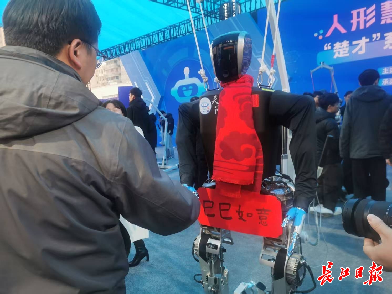 “天問(wèn)”人形機(jī)器人和參觀市民握手，互致新年快樂(lè)。 長(zhǎng)江日?qǐng)?bào)記者陳永權(quán) 攝
