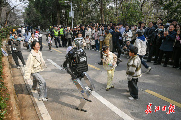“智警小珞”人形機(jī)器人和小朋友們斗舞。長(zhǎng)江日?qǐng)?bào)記者史偉 攝