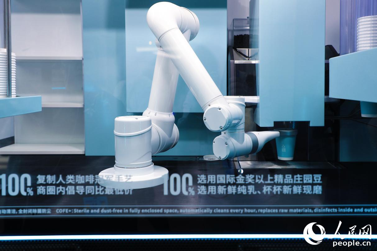 機(jī)器人現(xiàn)磨咖啡。人民網(wǎng) 李唯一攝