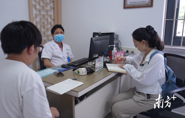 公共服務調研組在崖口村衛(wèi)生站調研。