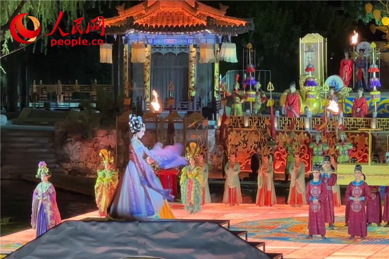 《長(zhǎng)恨歌》演出現(xiàn)場(chǎng)。人民網(wǎng)記者 李志強(qiáng)攝