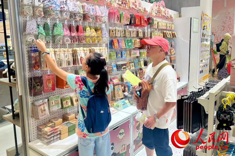 游客在文創(chuàng)店挑選商品。人民網(wǎng)記者 鄒星攝