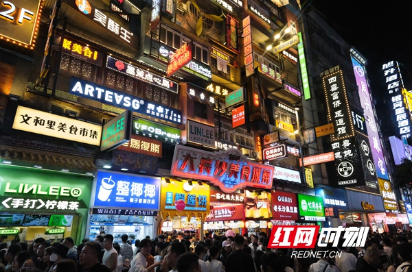 “五一”假期五一商圈客流激增，網(wǎng)紅長沙再現(xiàn)頂流效應(yīng)。.jpg