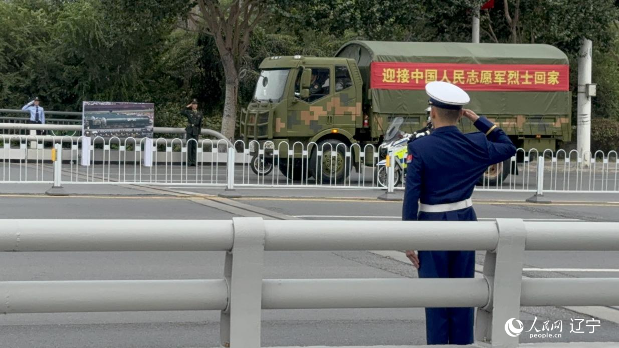 沈陽市渾河橋東側(cè)，擺放著東風(fēng)—5C導(dǎo)彈的受閱照片。人民網(wǎng)記者 湯龍攝