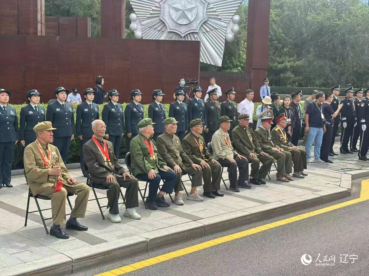 沈陽抗美援朝烈士陵園門前，志愿軍老戰(zhàn)士等候戰(zhàn)友的歸隊(duì)。人民網(wǎng)記者 周頌雪攝