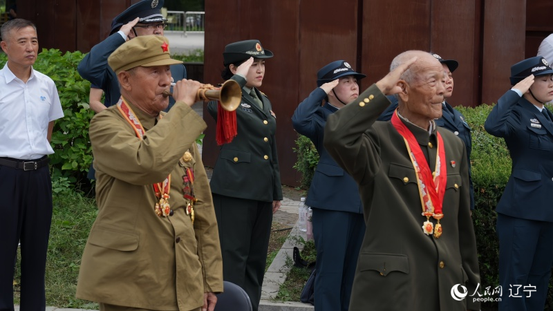 志愿軍老戰(zhàn)士南啟祥再次為戰(zhàn)友吹響了沖鋒號(hào)。人民網(wǎng)記者 周頌雪攝