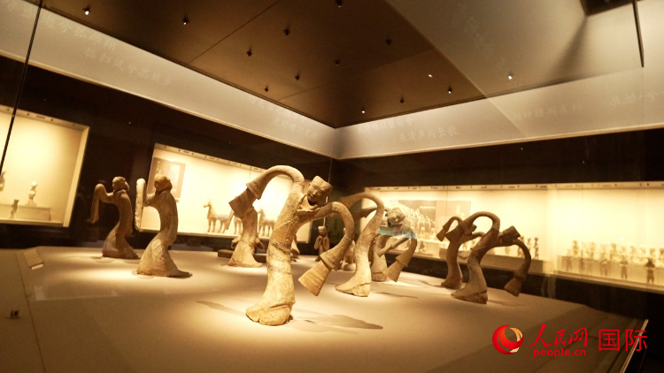 徐州博物館展出的西漢陶繞襟衣女舞俑。人民網(wǎng)記者 蘇纓翔攝