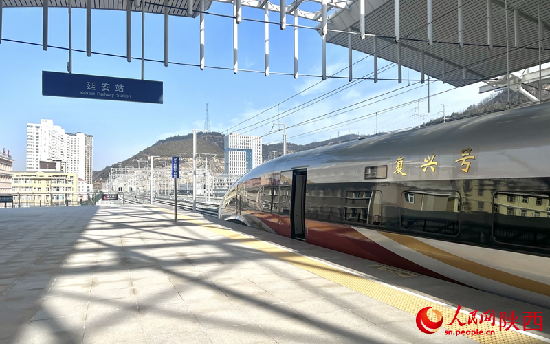 2025年12月26日，C9312次復(fù)興號(hào)列車(chē)抵達(dá)延安站。人民網(wǎng)記者 鄧楠攝