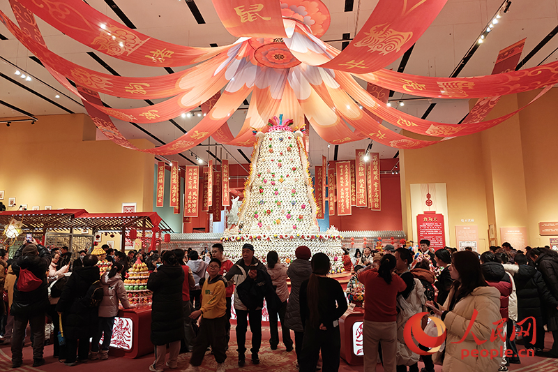 觀眾在中國非物質(zhì)文化遺產(chǎn)館參觀展覽。人民網(wǎng)記者 韋衍行攝