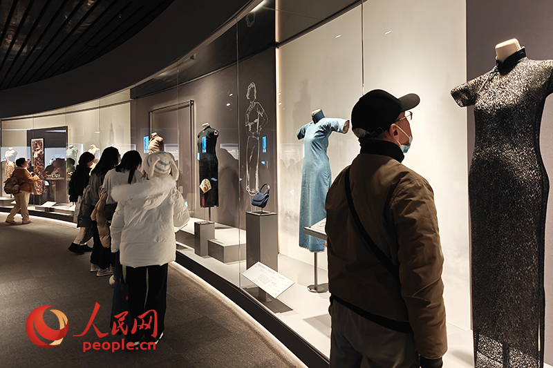 觀眾在上海博物館參觀展覽。人民網(wǎng)記者 韋衍行攝