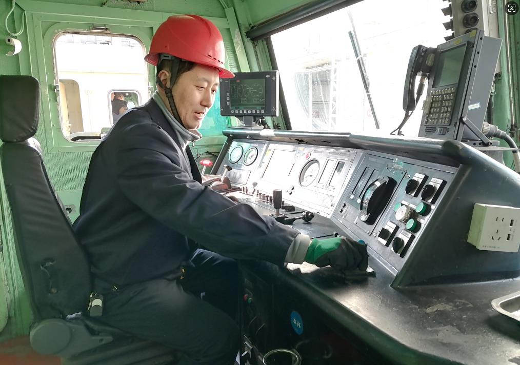 韓文盛正在檢查司機(jī)室操作臺。張秋生 攝