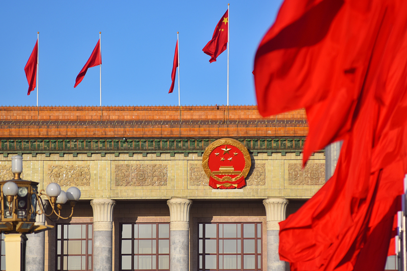 2024年3月8日，北京上空現(xiàn)“兩會藍”，人民大會堂前紅旗飄揚。