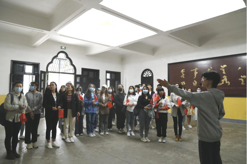 2021年5月20日，在喜迎中國共產(chǎn)黨建黨100周年之際，我校開展了少數(shù)民族學(xué)生“學(xué)黨史、感恩黨、跟黨走”紅色研學(xué)活動。