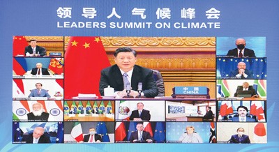 2021年4月22日晚，應(yīng)美國(guó)總統(tǒng)拜登邀請(qǐng)，國(guó)家主席習(xí)近平在北京以視頻方式出席領(lǐng)導(dǎo)人氣候峰會(huì)，并發(fā)表題為《共同構(gòu)建人與自然生命共同體》的重要講話。新華社記者 李 響攝