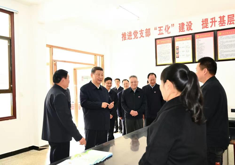 △2024年3月19日，習(xí)近平總書記在湖南常德市鼎城區(qū)謝家鋪鎮(zhèn)港中坪村黨群服務(wù)中心了解當(dāng)?shù)貫榛鶎訙p負(fù)、提升基層治理效能等情況。