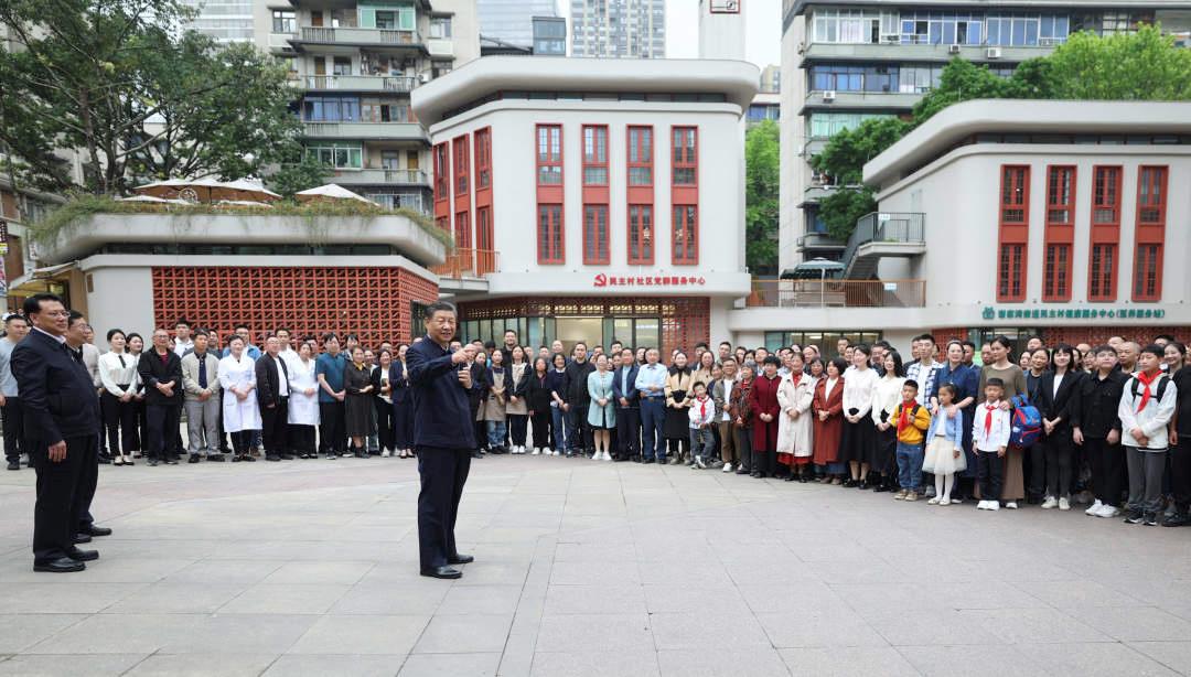 △2024年4月22日，習(xí)近平總書記來到重慶九龍坡區(qū)謝家灣街道民主村社區(qū)考察。