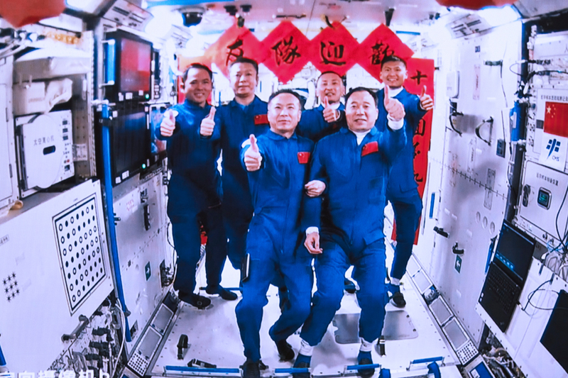 2023年5月30日，在北京航天飛行控制中心拍攝的神舟十五號(hào)航天員乘組與神舟十六號(hào)航天員乘組拍下“全家?！钡漠?huà)面。