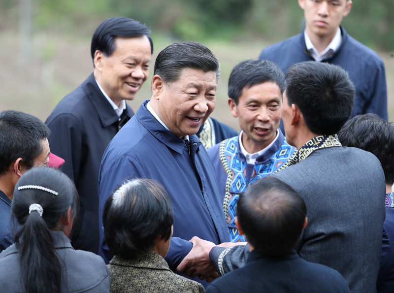 2019年4月15日至17日，中共中央總書記、國家主席、中央軍委主席習近平在重慶考察，并主持召開解決“兩不愁三保障”突出問題座談會。這是4月15日下午，習近平在石柱土家族自治縣中益鄉(xiāng)華溪村同村民親切交流。新華社記者 丁海濤 攝