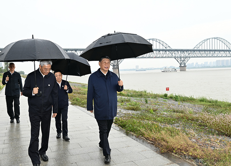 2023年10月10日至13日，中共中央總書記、國家主席、中央軍委主席習(xí)近平在江西考察。這是10日下午，習(xí)近平在長江國家文化公園九江城區(qū)段考察時(shí)，冒雨沿江堤步行察看沿岸風(fēng)貌。新華社記者 謝環(huán)馳 攝