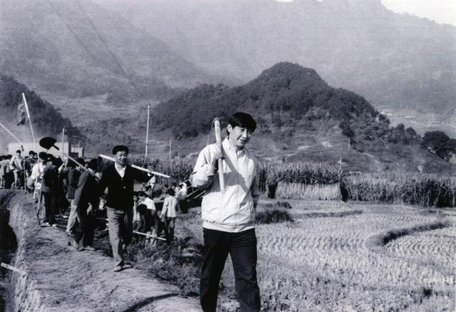 1989年12月2日，時任中共寧德地委書記的習(xí)近平帶領(lǐng)地直機關(guān)千余名干部到寧德縣南漈水利工地參加清溝排障修整水渠勞動。新華社發(fā)