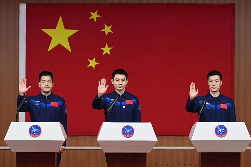 2024年月24日，神舟十八號載人飛行任務(wù)航天員葉光富（中）、李聰（右）、李廣蘇在酒泉衛(wèi)星發(fā)射中心問天閣與媒體記者集體見面。