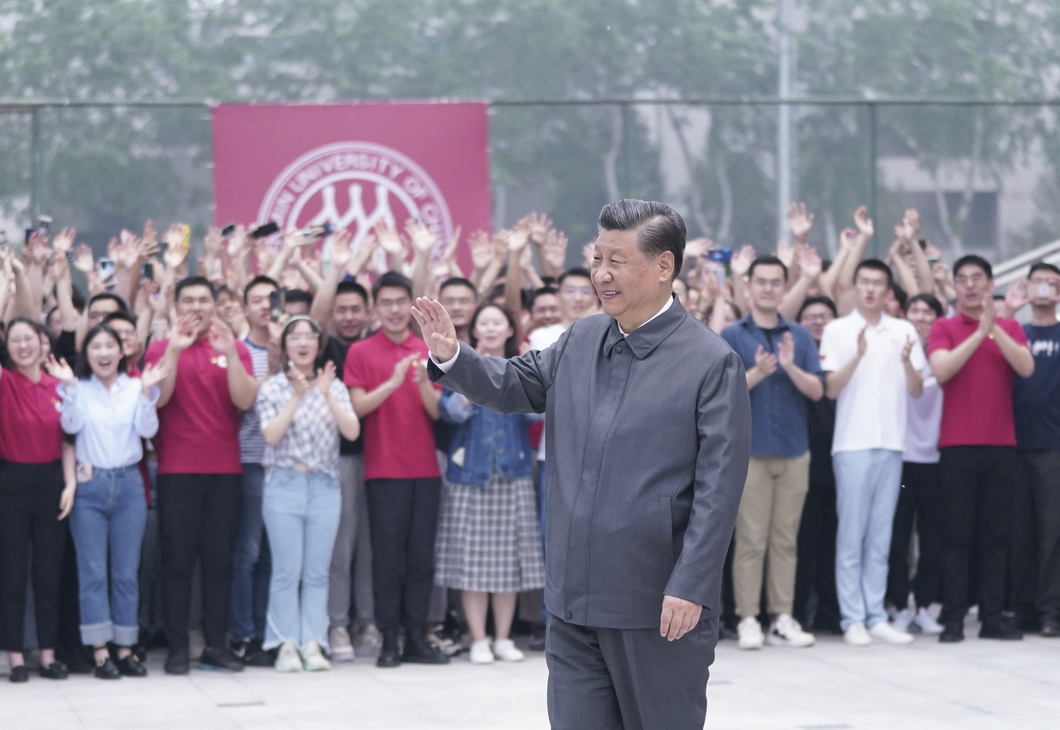 2022年4月25日，習(xí)近平總書記來(lái)到中國(guó)人民大學(xué)考察調(diào)研。這是習(xí)近平向師生們揮手致意。