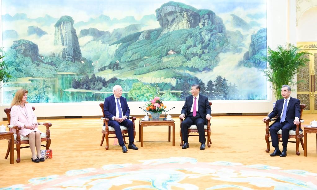 2024年4月8日，國(guó)家主席習(xí)近平在北京人民大會(huì)堂會(huì)見(jiàn)法國(guó)梅里?；饡?huì)主席梅里埃夫婦。新華社記者 黃敬文 攝