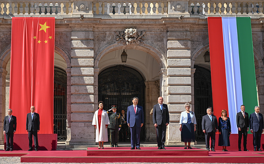 當(dāng)?shù)貢r(shí)間5月9日上午，國(guó)家主席習(xí)近平在布達(dá)佩斯出席匈牙利總統(tǒng)舒尤克和總理歐爾班共同舉行的隆重歡迎儀式。新華社記者 謝環(huán)馳 攝