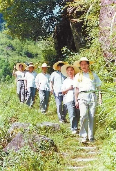 1989年7月，習(xí)近平在壽寧縣山村。
