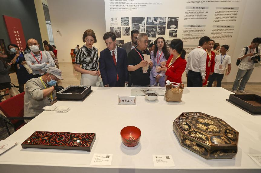 2023年5月28日，北京，推光漆器匠人為駐華使節(jié)展示技藝。