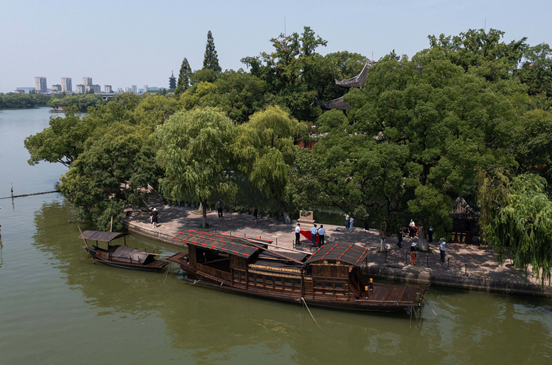 2022年7月27日，南湖紅船停靠在浙江省嘉興市南湖旅游區(qū)的湖心島旁。