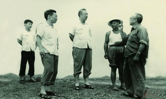 1978年8月，習(xí)仲勛（左三）在廣東惠陽(yáng)農(nóng)村調(diào)研。在清華大學(xué)讀書(shū)的習(xí)近平（左一）利用暑假時(shí)間參加社會(huì)實(shí)踐，隨同父親一起下鄉(xiāng)。