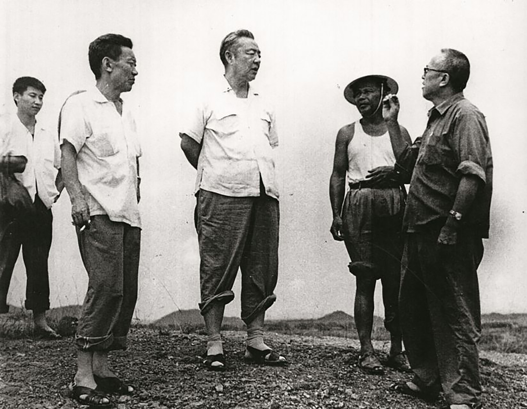 1978年8月5日，習(xí)仲勛（中）在廣東惠陽地區(qū)調(diào)研。左二為廣東省委農(nóng)村工作部副部長杜瑞芝，右一為惠陽地委書記李富林。 左一為當(dāng)時正在清華大學(xué)暑期的習(xí)近平。
