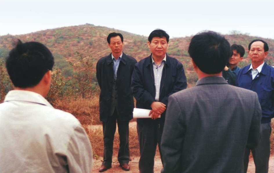 1999年11月，習近平在龍巖市長汀縣河田水土流失治理區(qū)調(diào)研。圖源：《習近平在福建（下）》