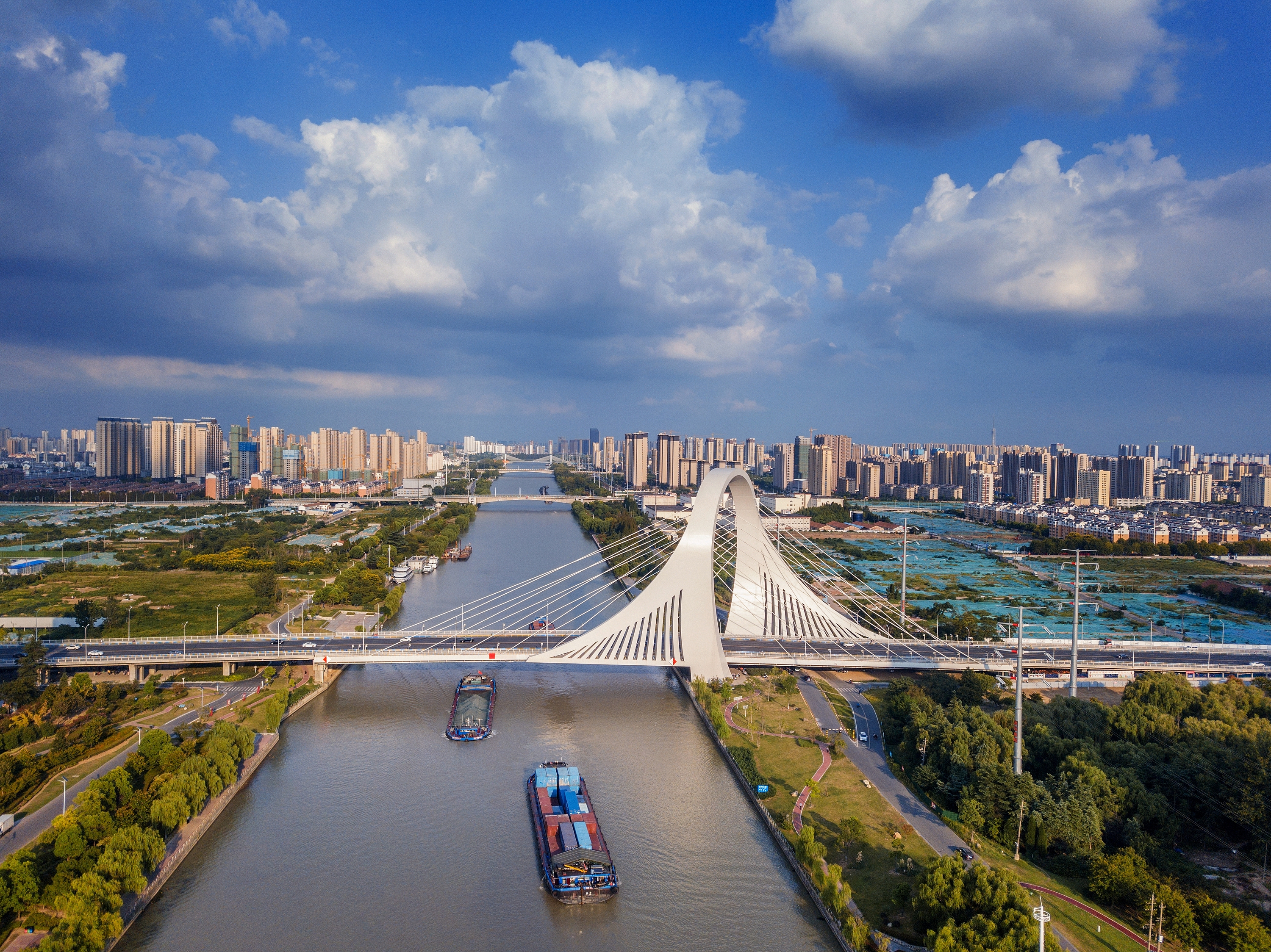 2022年9月12日，幾艘船舶行駛在江蘇淮安運(yùn)河大橋附近。