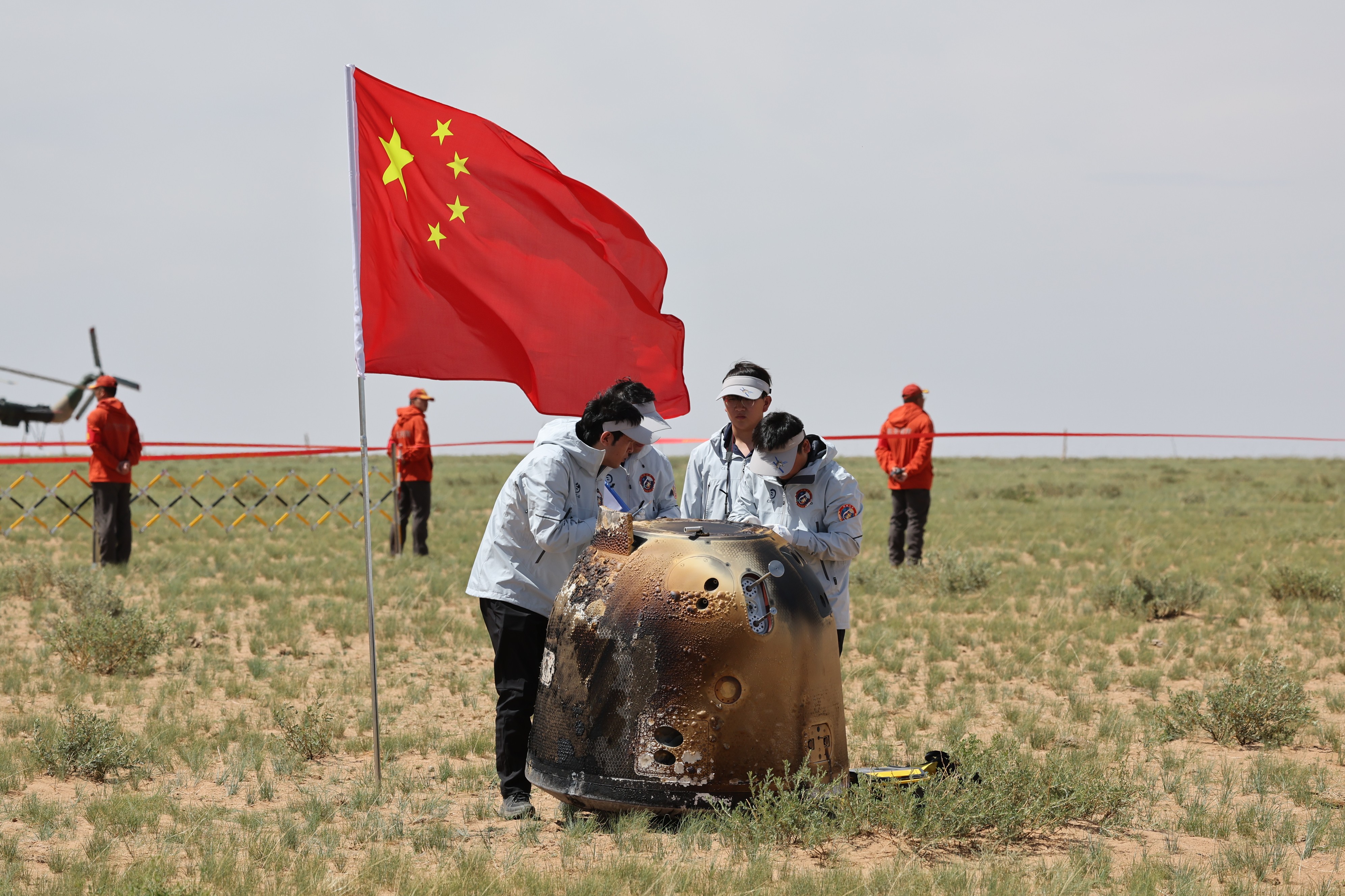 6月25日拍攝的嫦娥六號返回器回收現(xiàn)場。