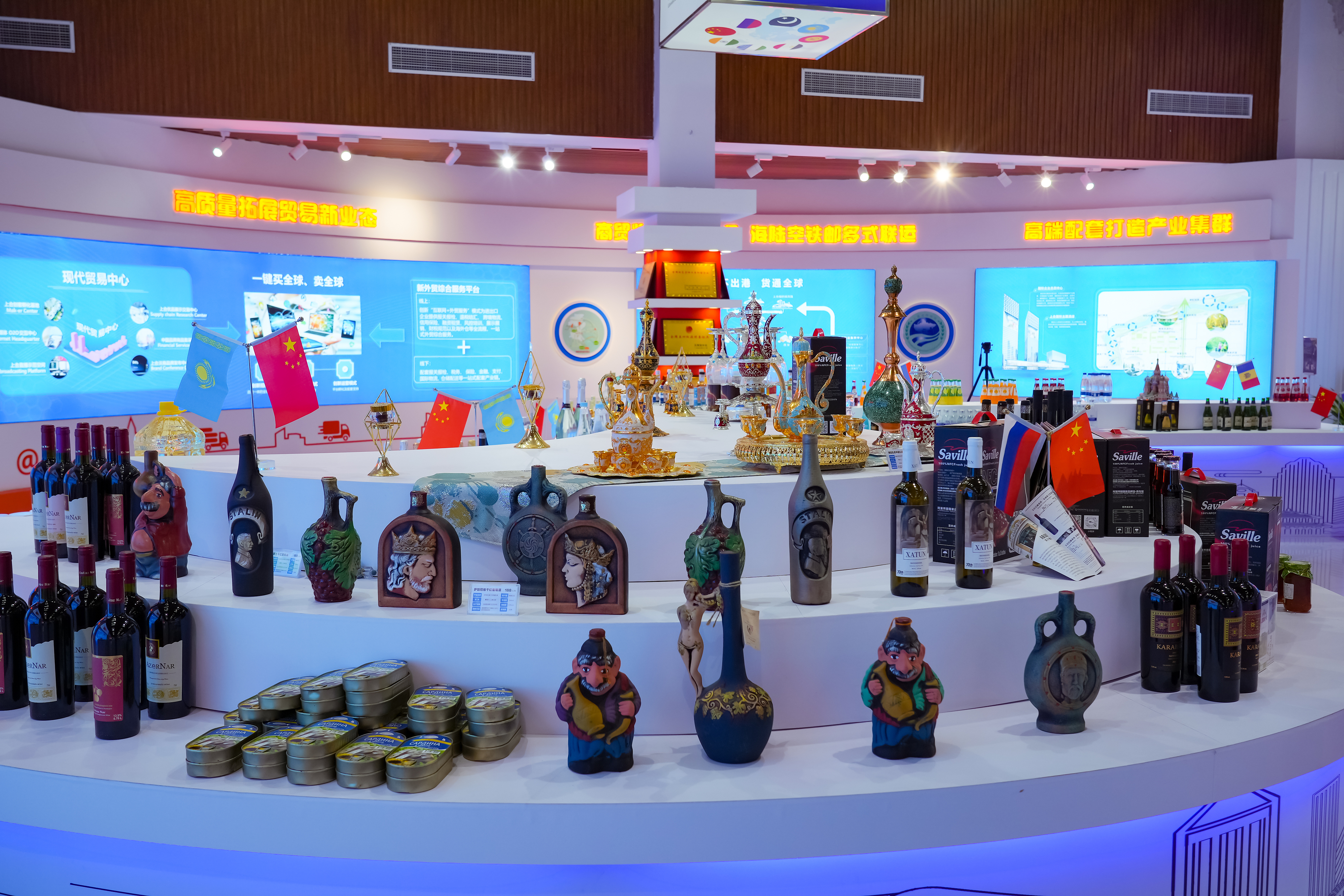2022年10月19日，青島，上合示范區(qū)展出的上合國家特色商品。