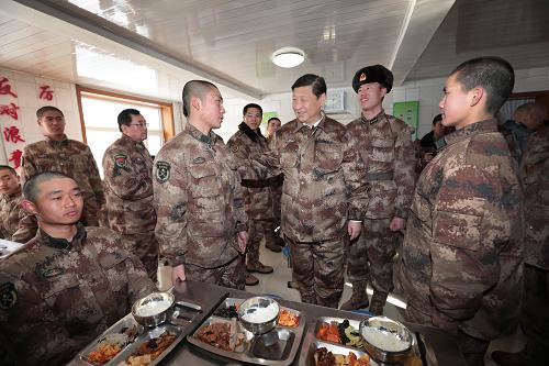 2014年1月26日中午，習(xí)近平來到連隊食堂，同戰(zhàn)士們一起用餐。新華社記者 李剛 攝