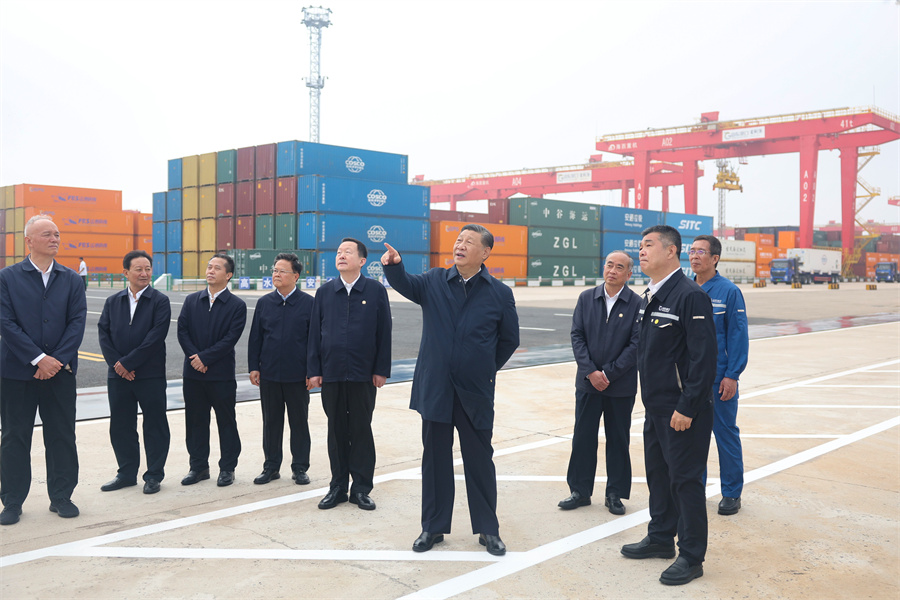 2024年5月22日至24日，中共中央總書記、國家主席、中央軍委主席習(xí)近平在山東考察。這是22日下午，習(xí)近平在日照港察看全自動(dòng)化集裝箱碼頭作業(yè)場景。新華社記者 鞠鵬 攝